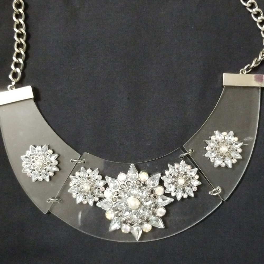 Acrylic and stones necklace